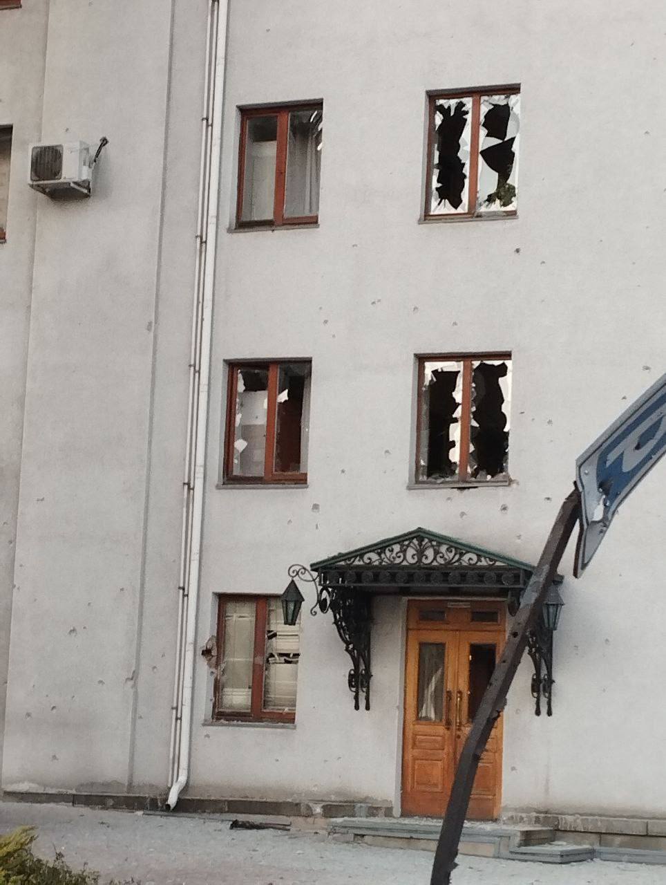 Выбитые окна в Донецке