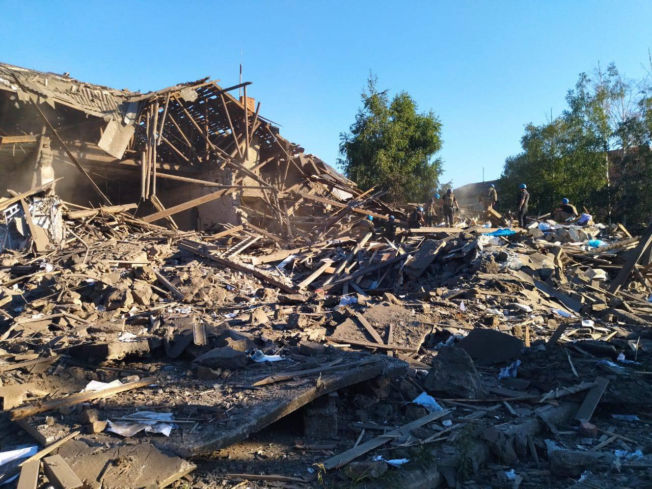 В Торецке российским снарядом уничтожено двухэтажное здание