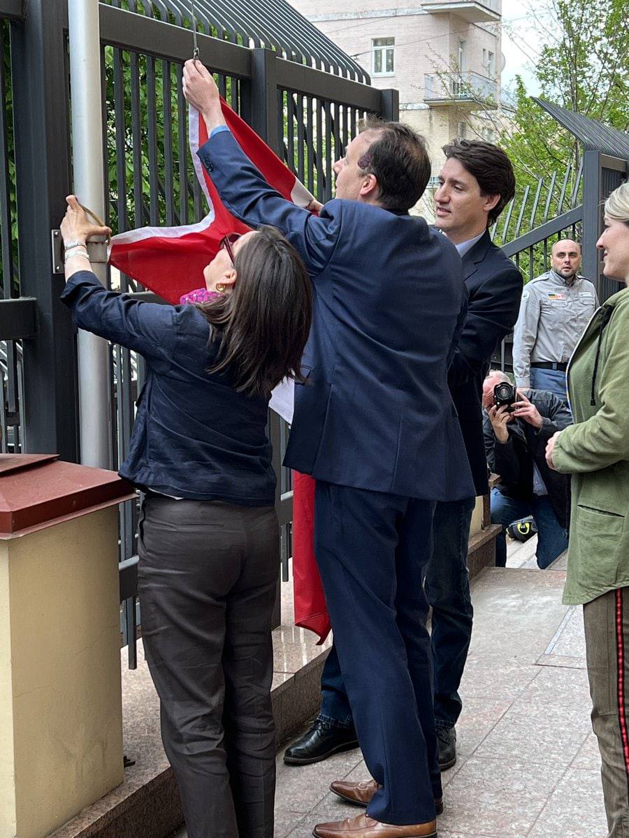Трюдо поднимает флаг Канады в Киеве