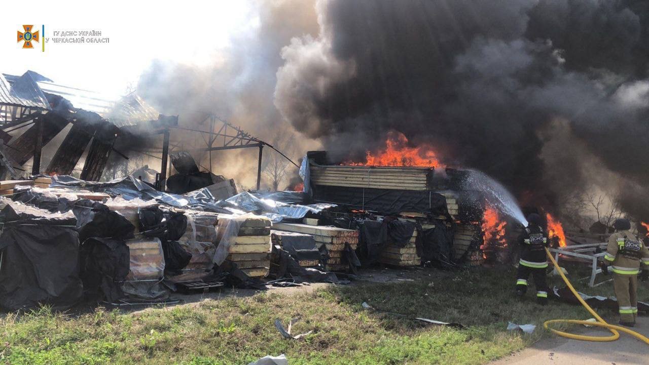 ГСЧС публикует фото пожара после сбития ракеты возле Умани
