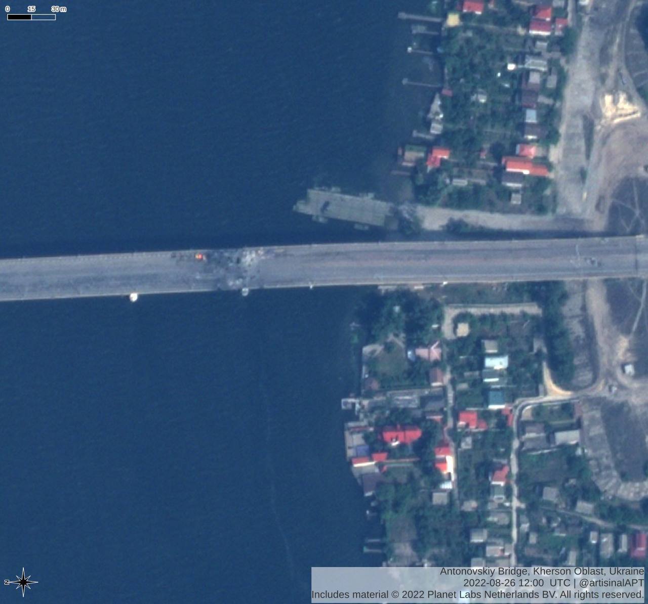 В сети появились снимки Антоновского моста (Херсонская область) со спутника Planet Labs после последнего удара по нему ВСУ