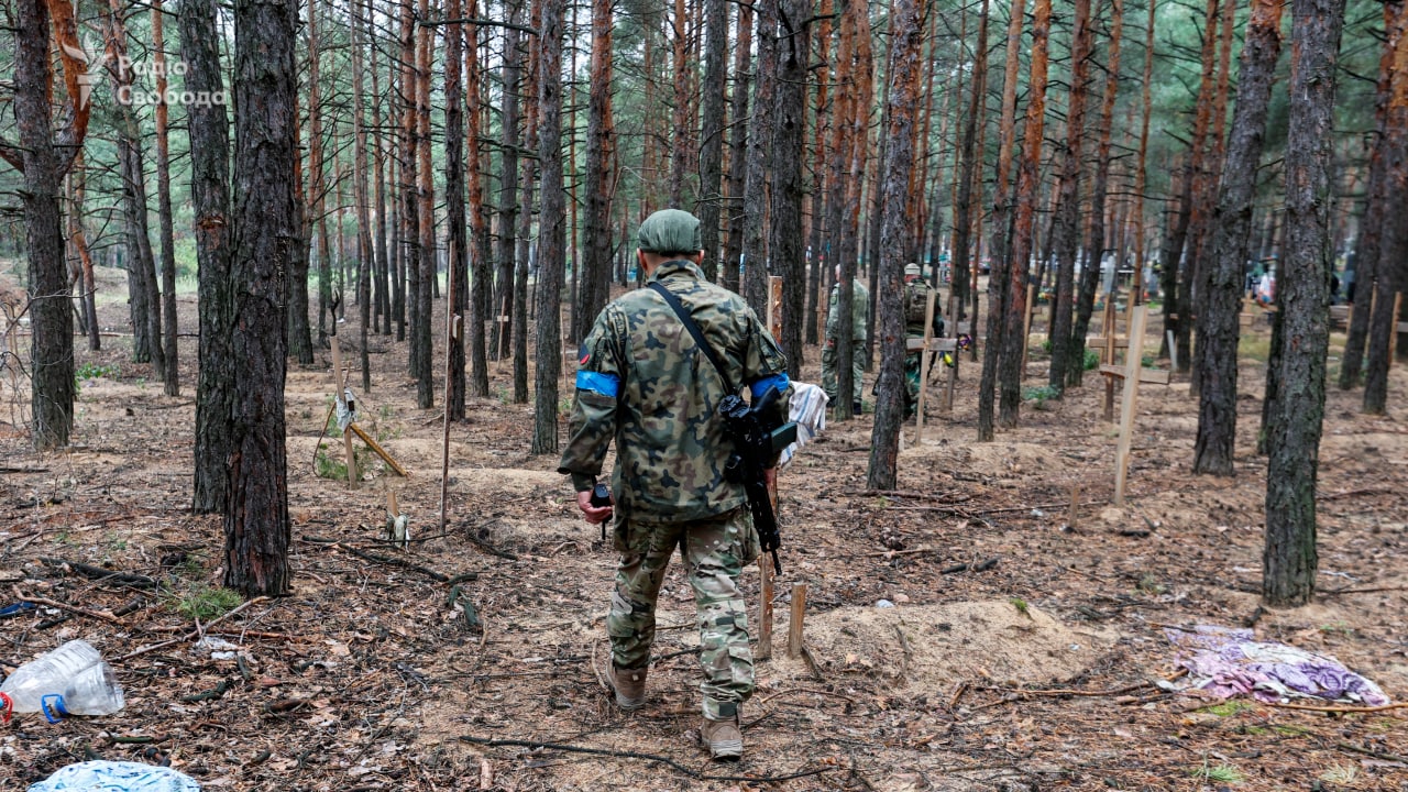 Массовое захоронение военных ВСУ под Изюмом