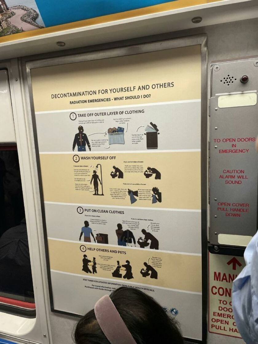 В соцсетях стали появляться фото с плакатами из Нью-Йоркского метро с предупреждениями о выживании после радиационного облучения 