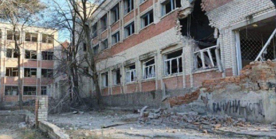 Школа в Каховке после обстрела