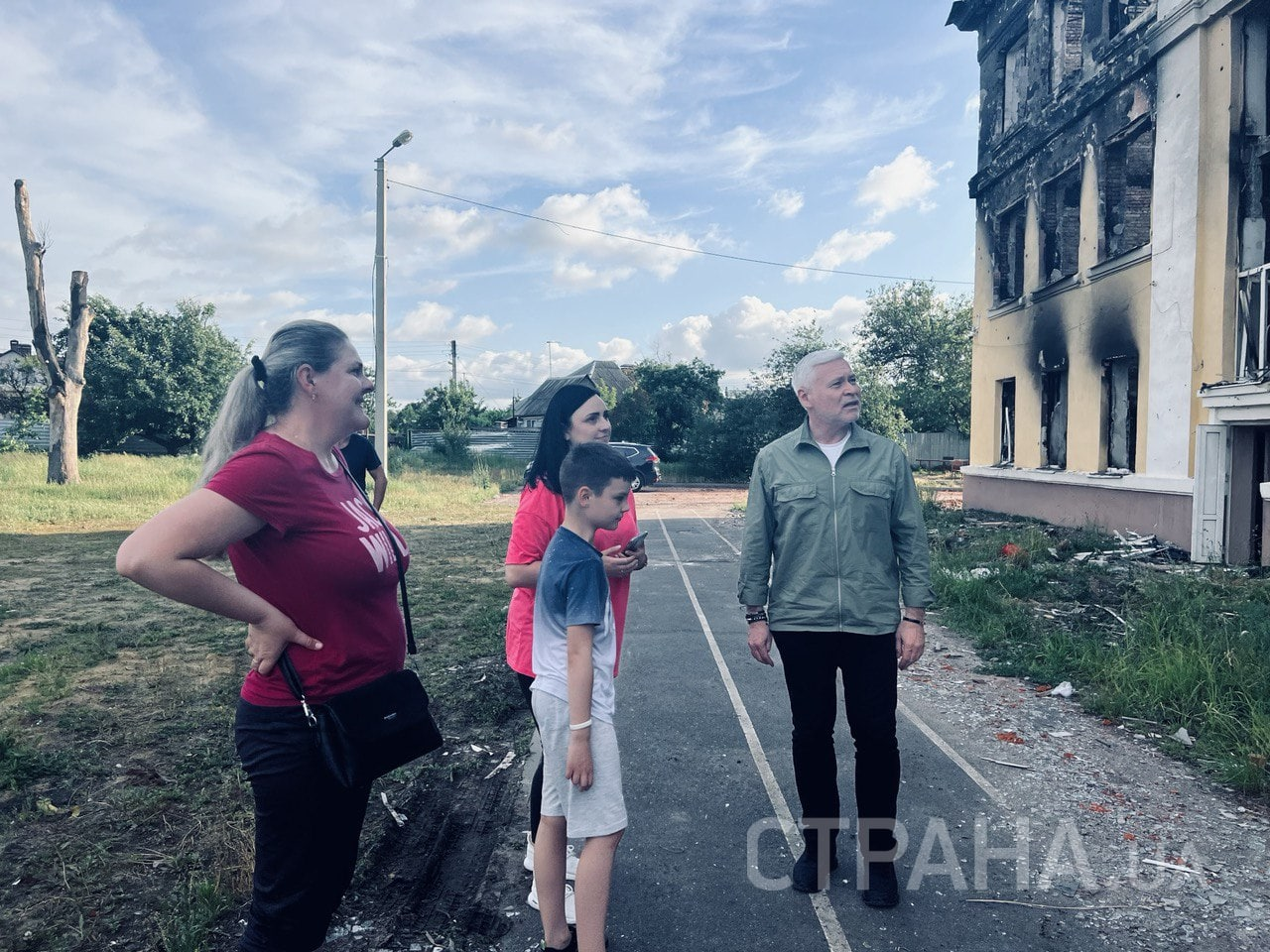 Полностью разрушенная 134 школа Киевского района Харькова. Два поколения одной семьи, которые учились в этой школе