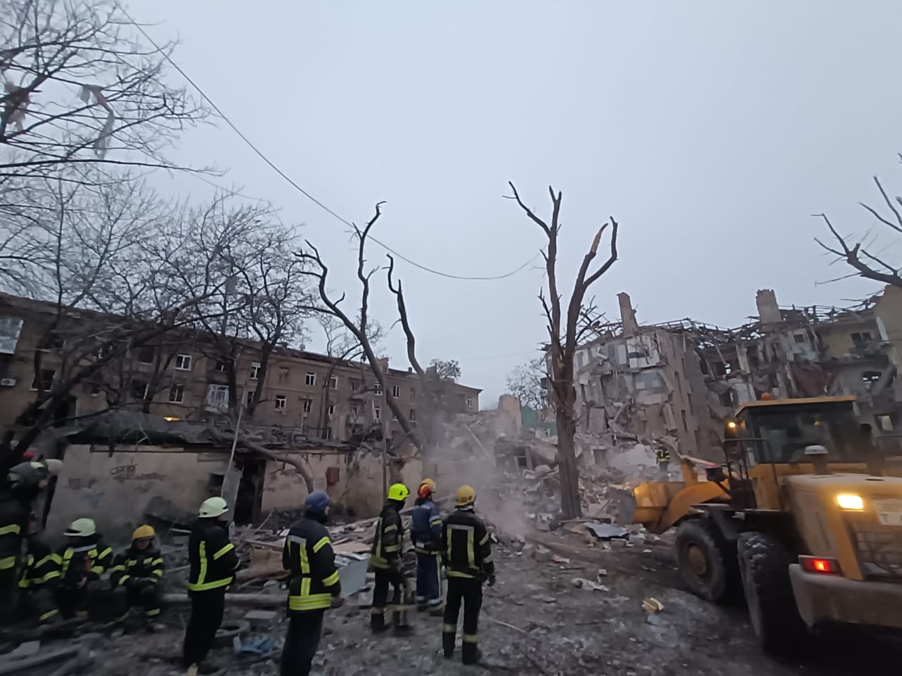 Рятувальники продовжують розбирати завали будинку в Краматорську Донецької області