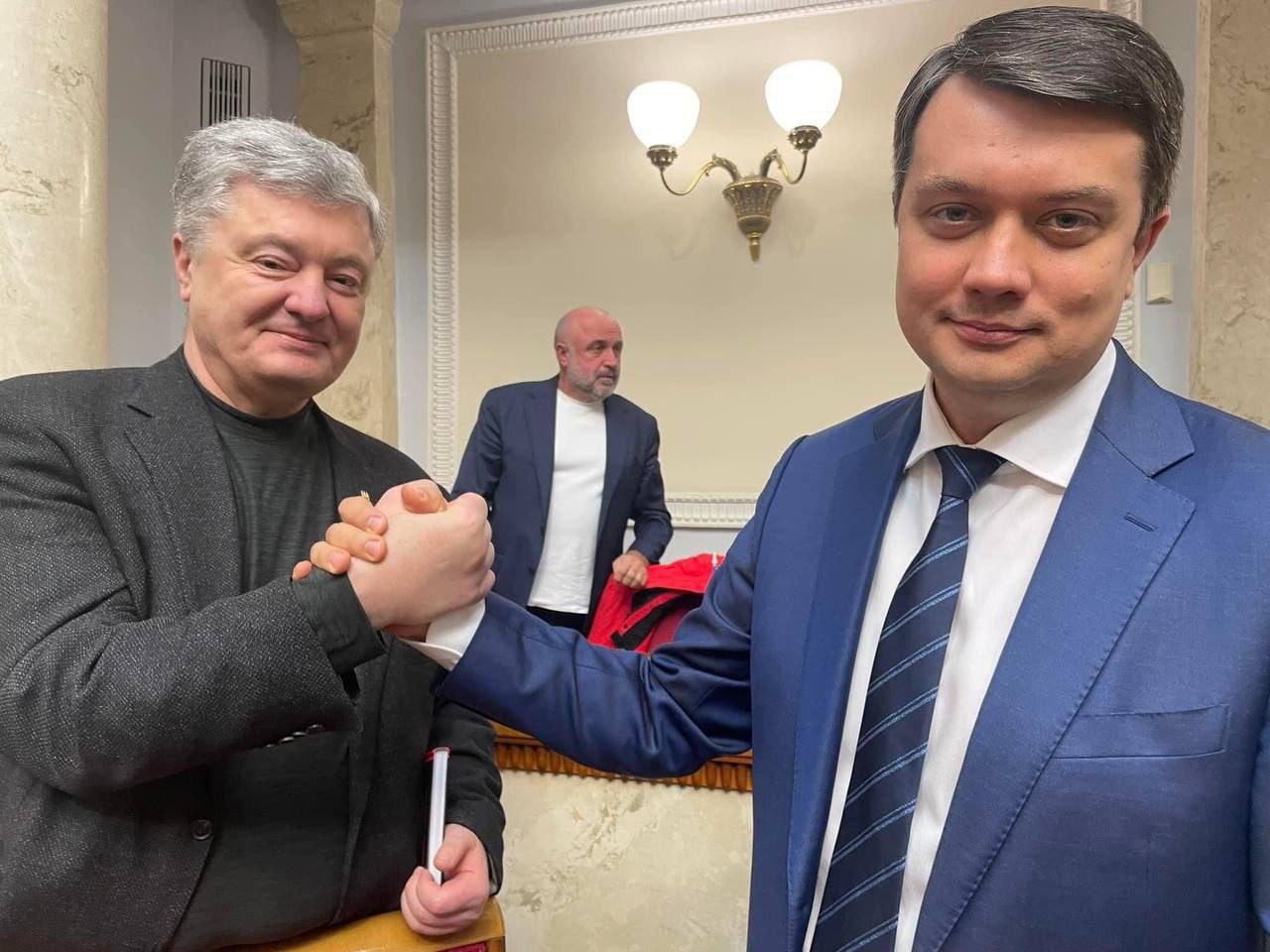 Голосування за поправку про виплати військовим об'єднало екс-президента Порошенка та екс-спікера Разумкова
