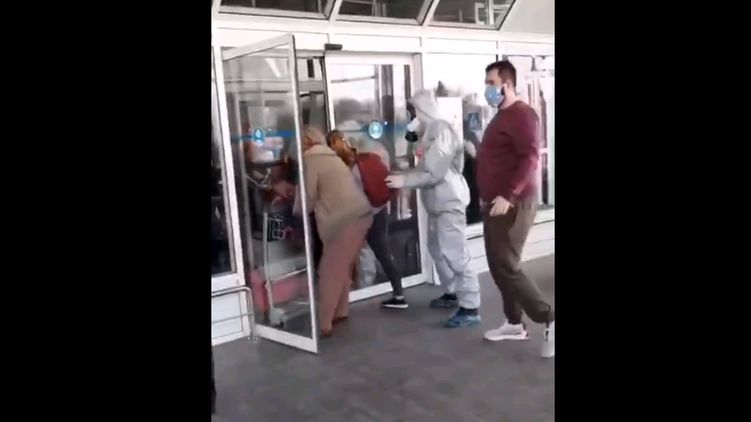 Пассажиры в Борисполе бегут от обсервации фото соцсети