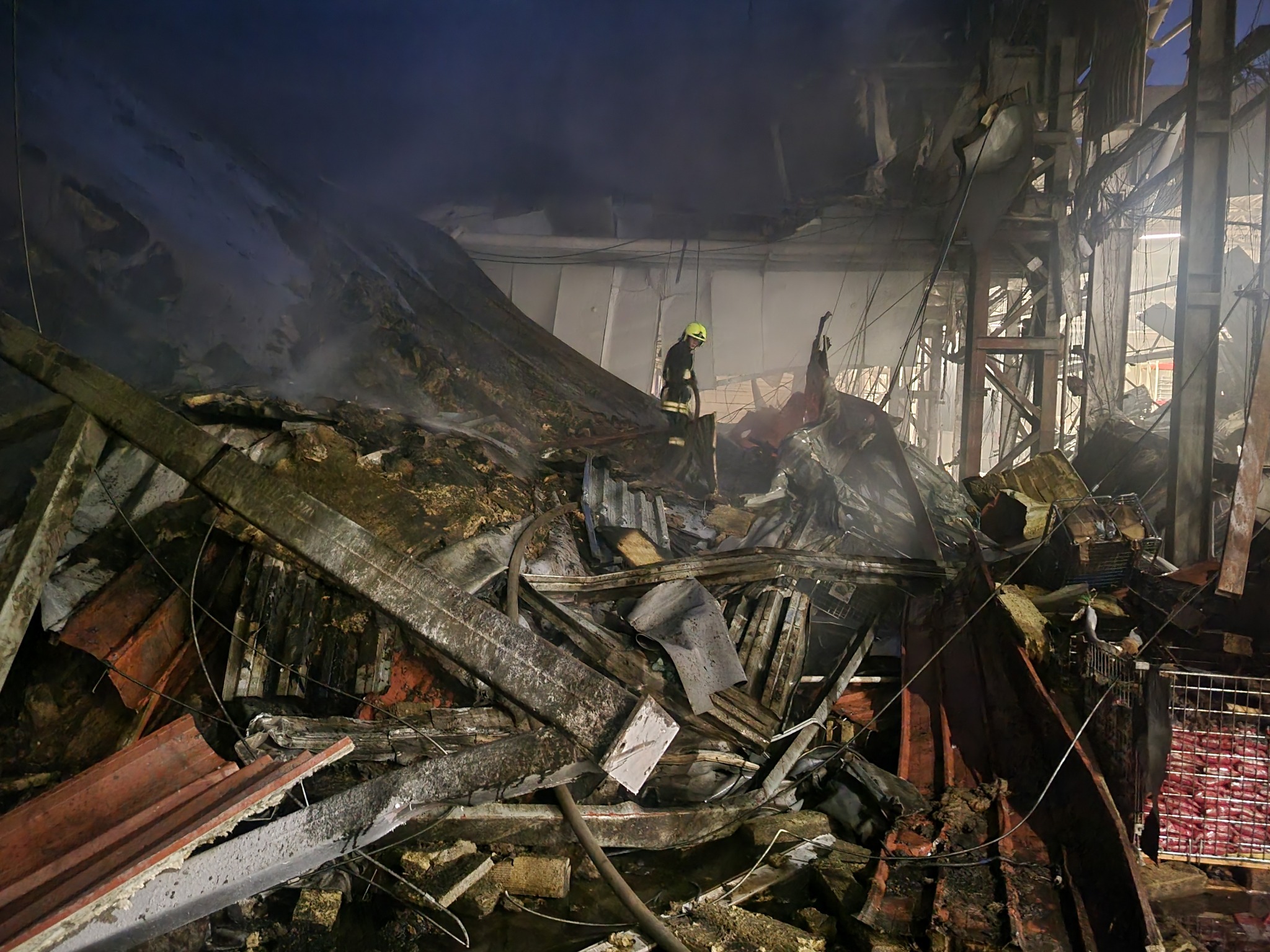 Сколько погибших в одессе. Сгорел торговый центр. Взрыв корабля. Торговый центр после взрыва. Пожар в Одессе.