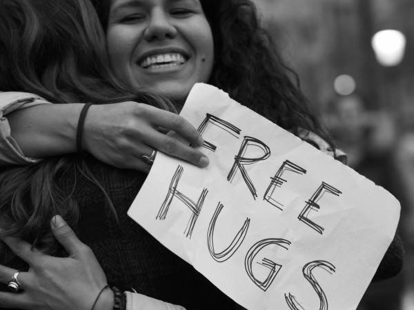 Free hugs, фото englishuniversity.com.ua