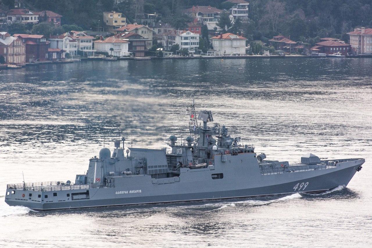Адмирал Макаров идет через Босфор
