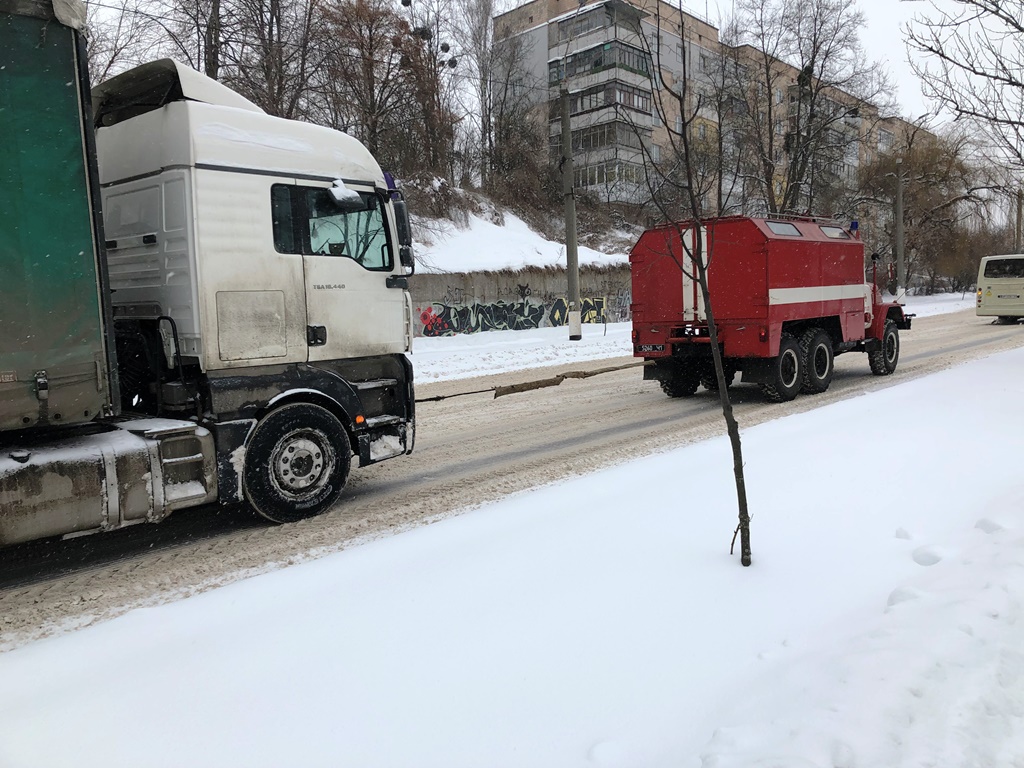 спасатели оказывали помощь водителям грузовиков