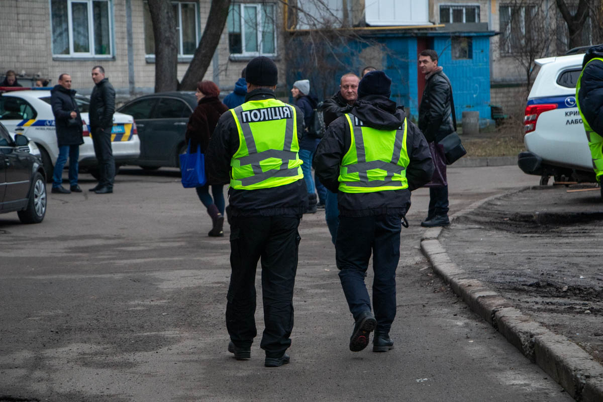 полиция работает на месте убийства