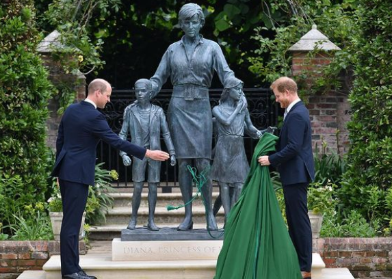 принцы Уильям и Гарри открыли памятник принцессе Диане