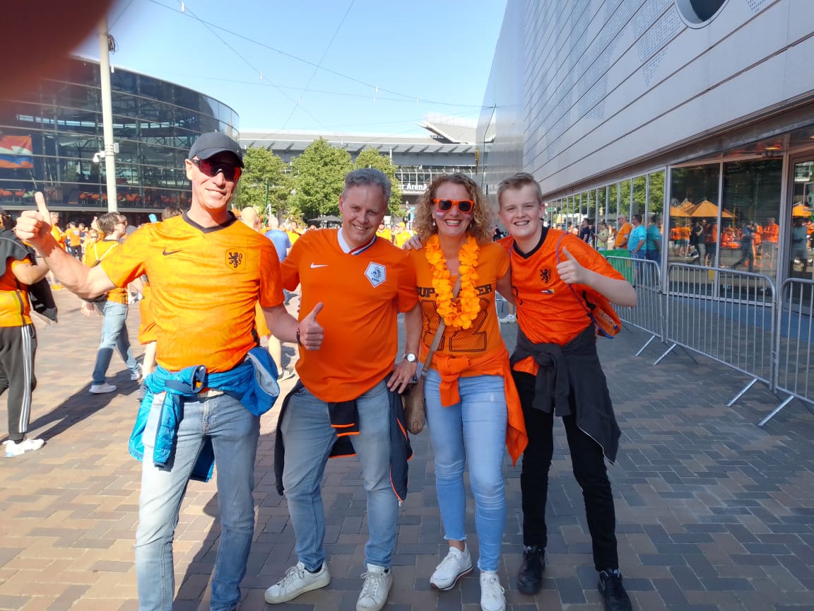 Болельщики перед игрой Украина - Нидерланды. Фото: Страна