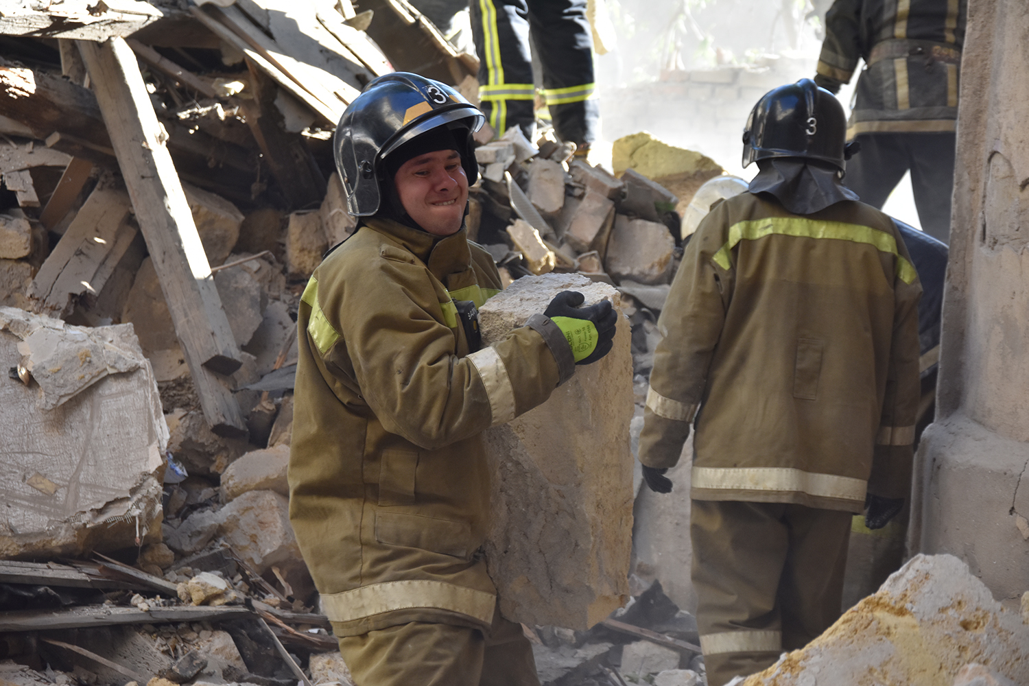 Разбор завалов. Спасатели разбирают завалы. Спасатели обрушение дома. Спасатели на обрушении здания.