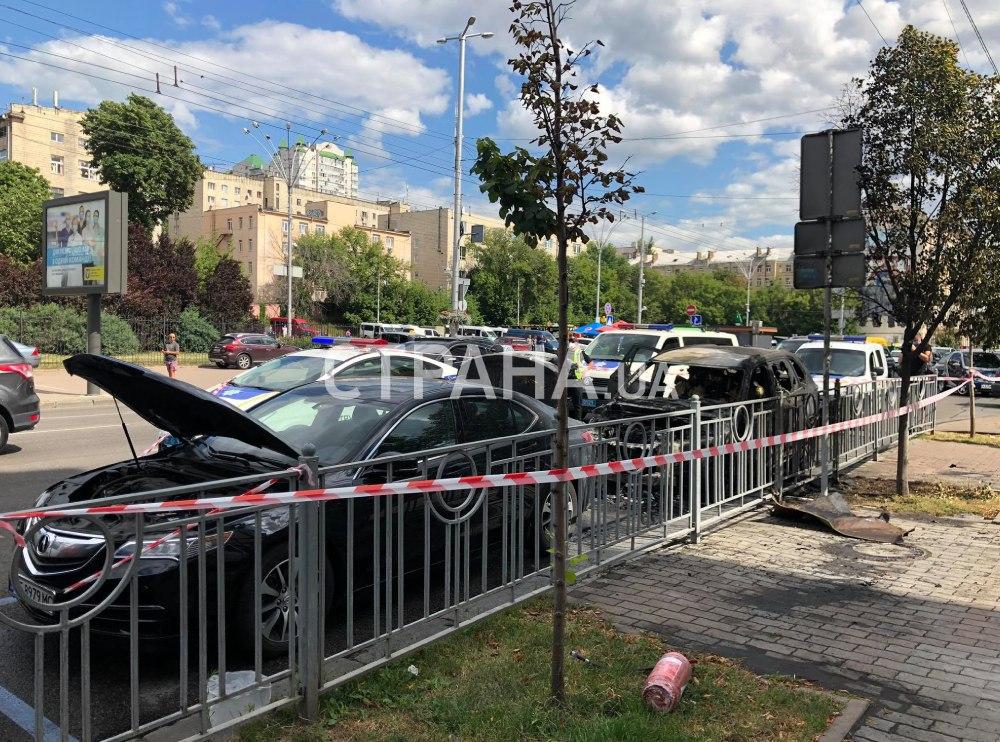 На Большой Васильковской сгорели машины. Фото: "Страна"