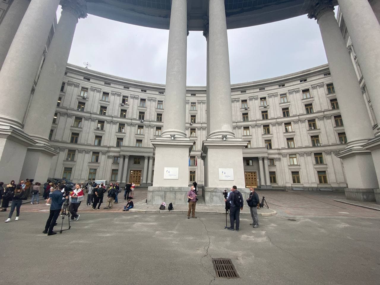 Митинг белорусов под зданием МИД. Фото: "Страна"