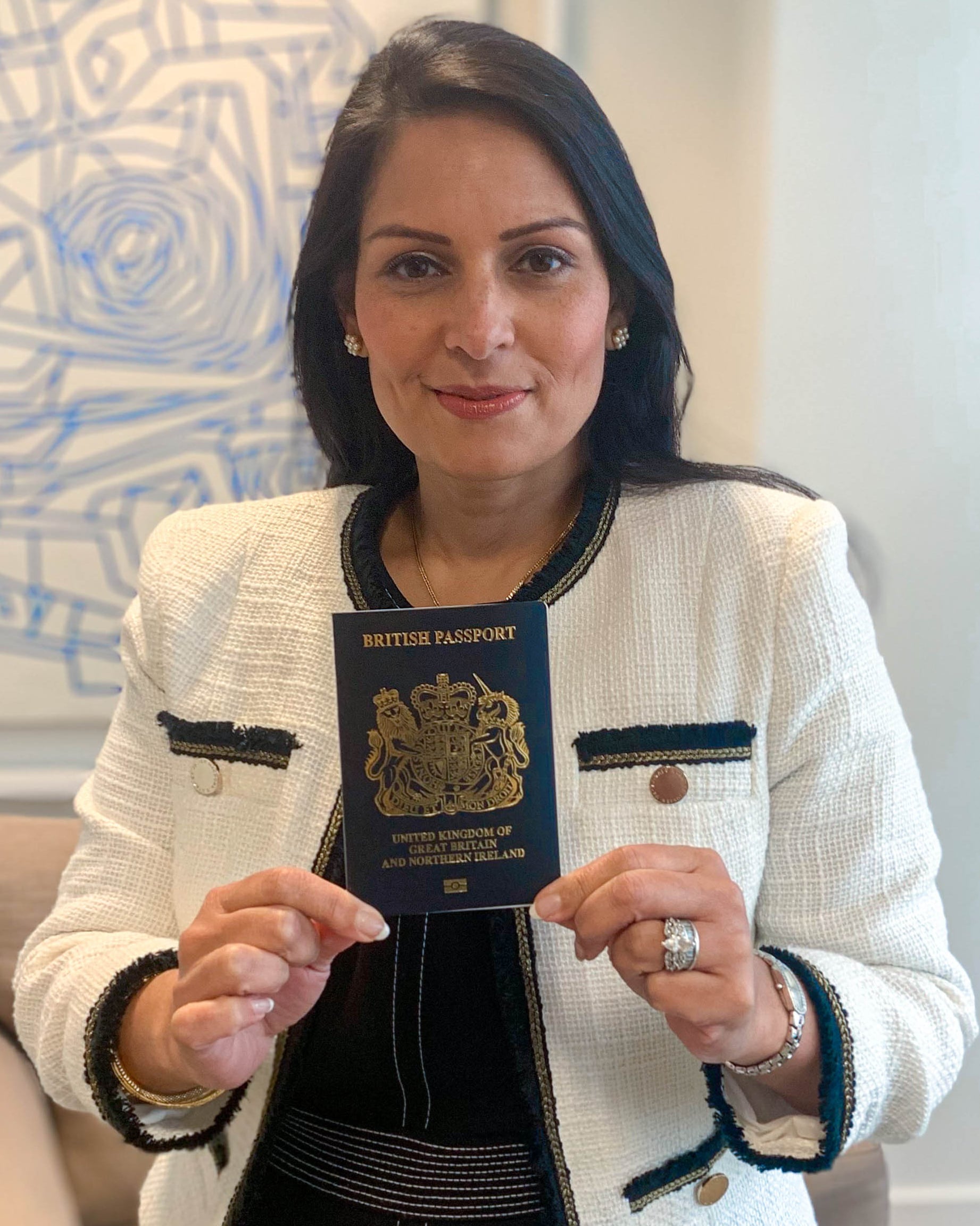Министр внутренних дел Великобритании с новым паспортом. Фото: EPA