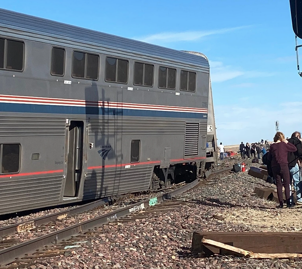 Поезда местное время. Авария поезд Амтрак США. Пассажирские поезда в США. Американские пассажирские вагоны. Местные поезда.