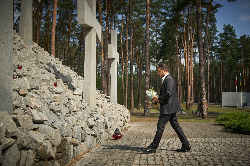 Зеленский почтил память жертв политических репрессий. Фото: facebook.com/president.gov.ua