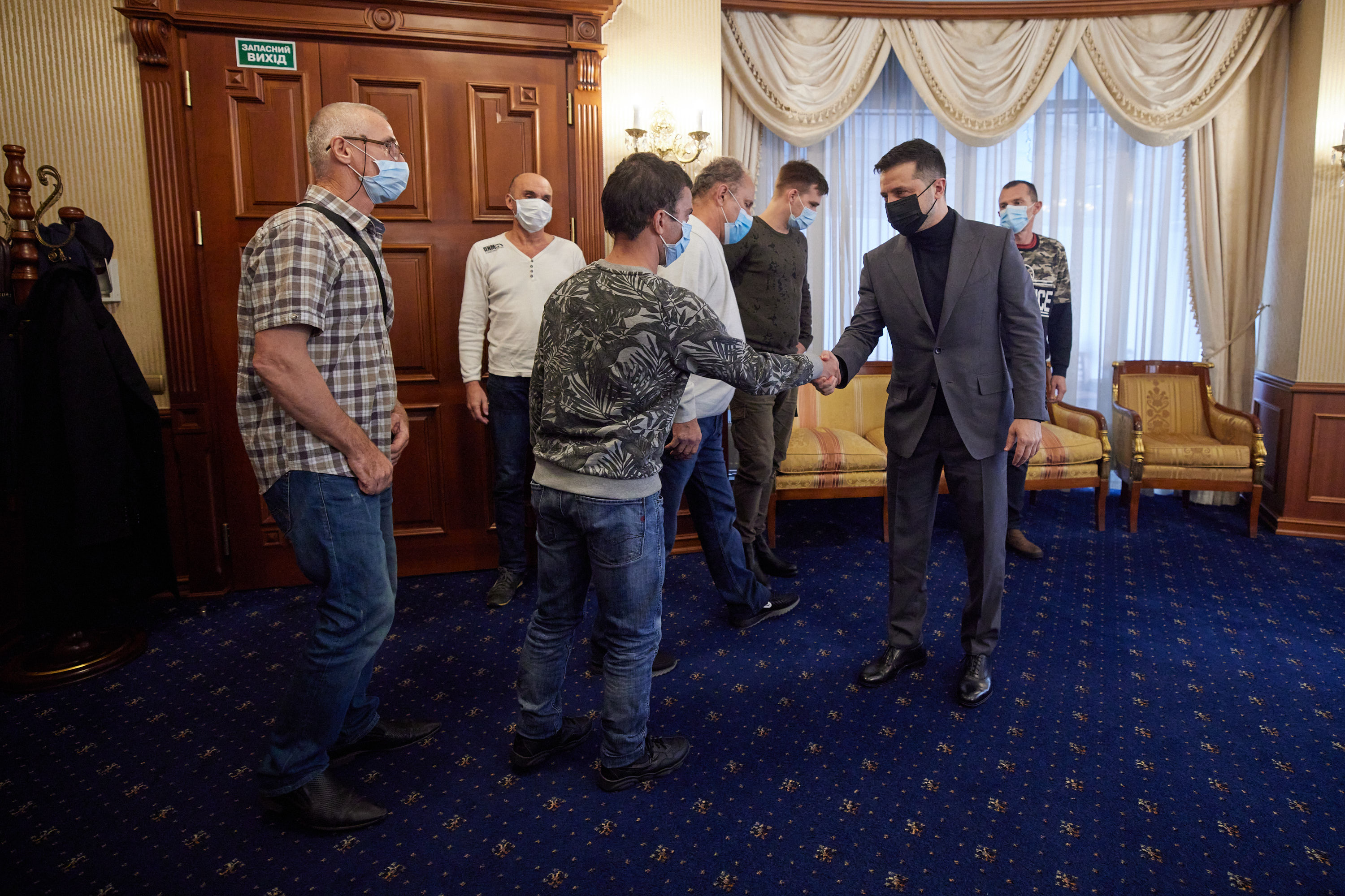 Зеленский встретился с освободжденными украинскими моряками. Скриншот: twitter.com/ZelenskyyUa
