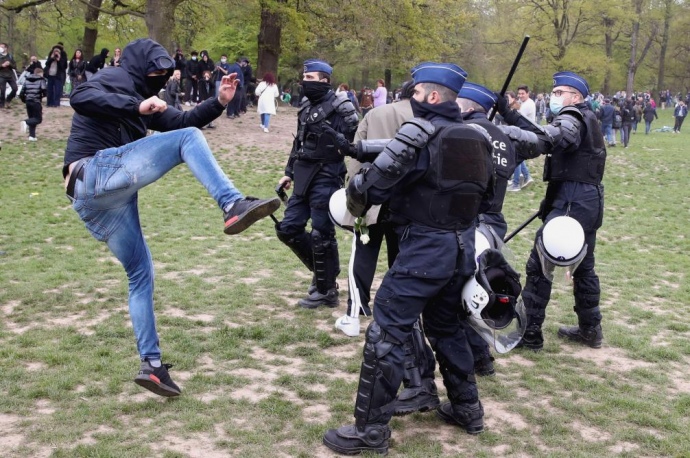 В Брюсселе из-за "антиковидного" фестиваля задержали почти полторы сотни человек. Фото: lesoir.be