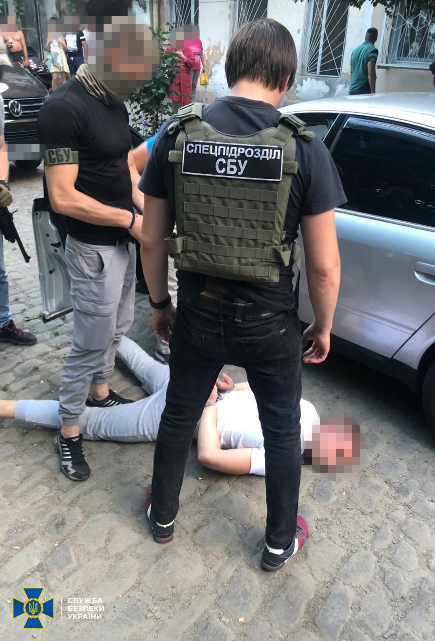 Появились подробности вчерашнего задержания межэтнической группы рэкетиров в Одессе. Фото: СБУ