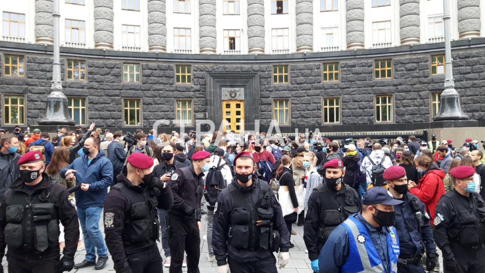 Под Кабмином прошел митинг ЛГБТ-активистов против полицейского насилия. Фото: Страна