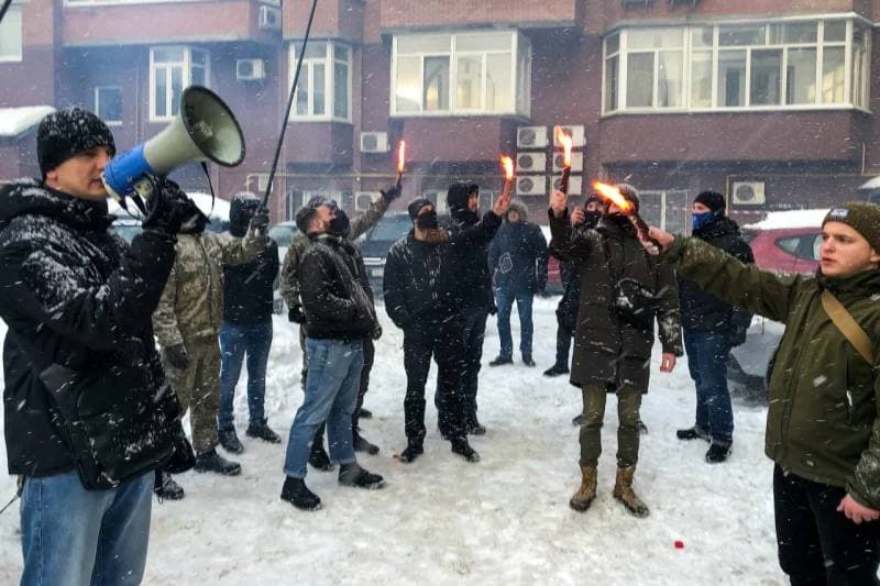Карась и другие радикалы сегодня пикетировали якобы дом владельца телеканала "Наш" Мураева. Фото: Новое время