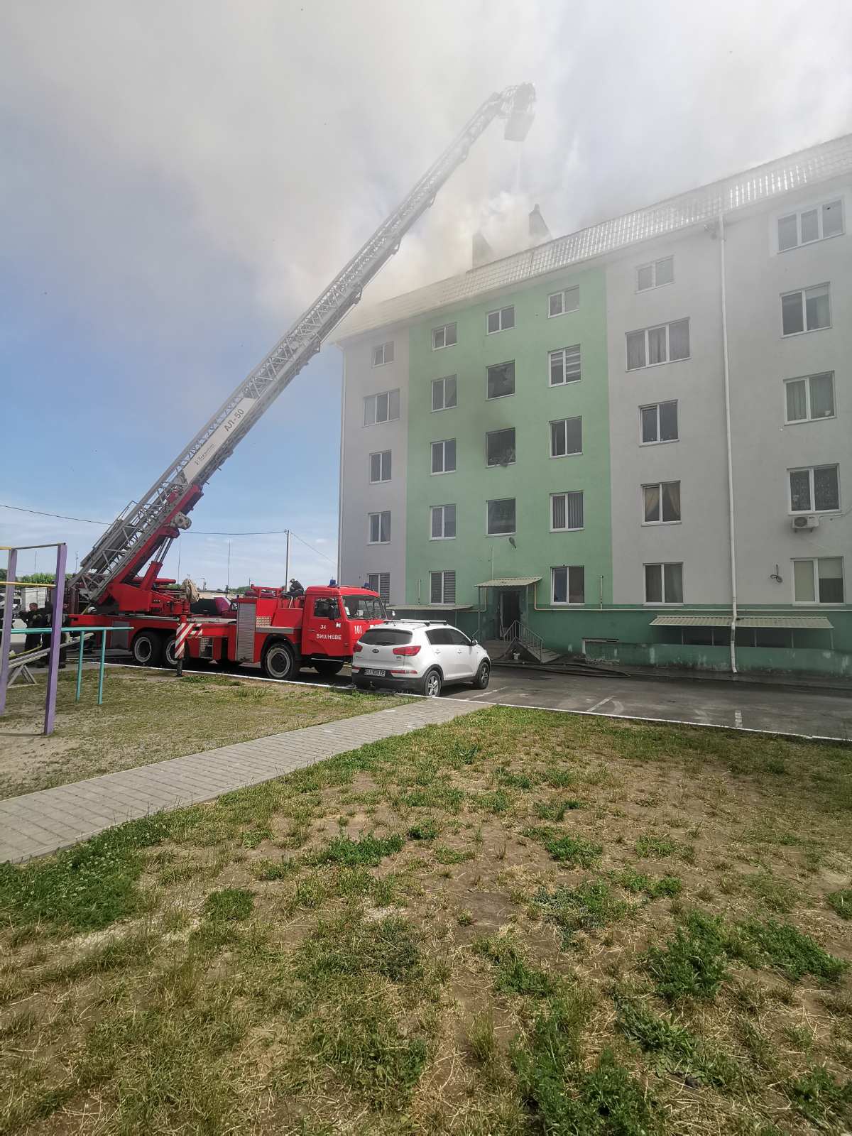 В результате взрыва газа в жилой пятиэтажке под Киевом в больницы попали два человека. Среди них ребенок