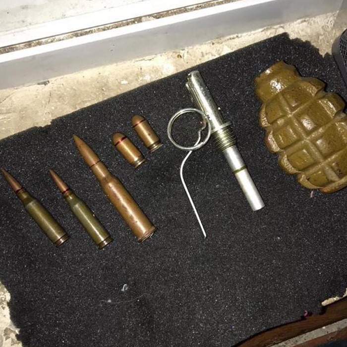 В Киеве полицейские задержали наркоторговку, которая хранила дома оружие и гранату. Фото: Прокуратура Киева