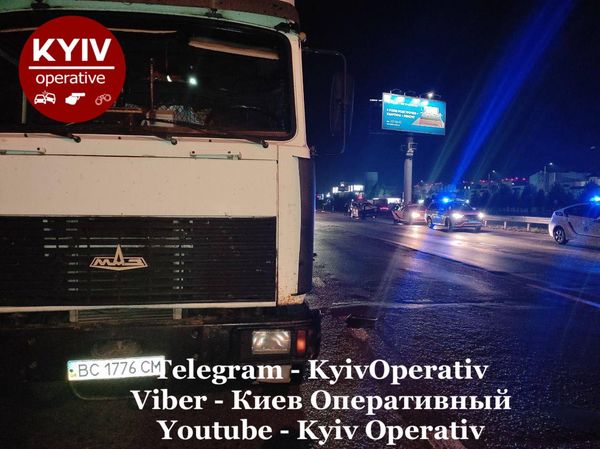 В Киеве сотрудник одной из станций технического обслуживания разбил машину клиента, когда сам на ней катался на Кольцевой дороге