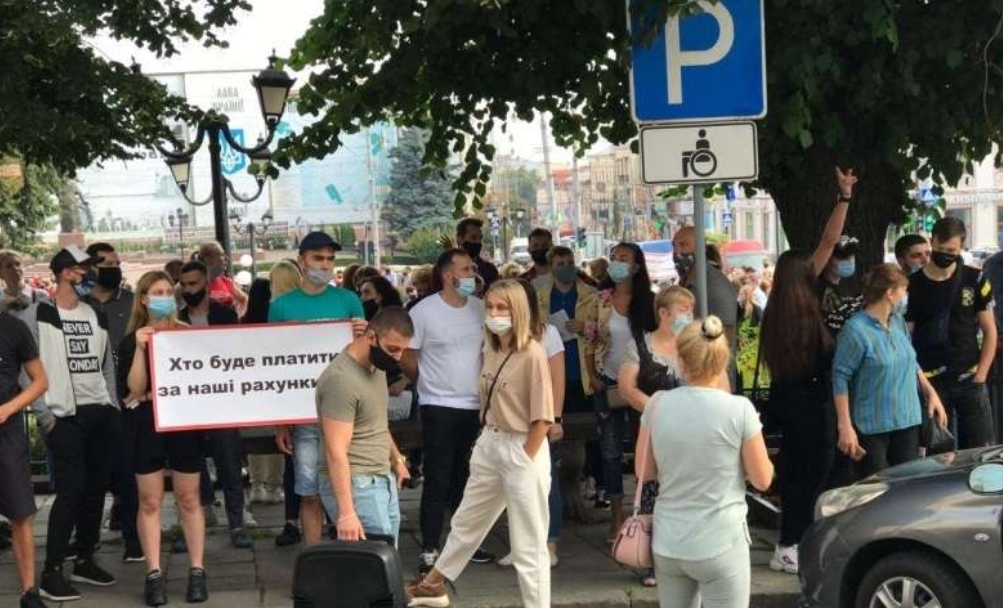 В Черновцах 25 августа проходит акция протеста против попадания города в красную зону. Фото: АСС