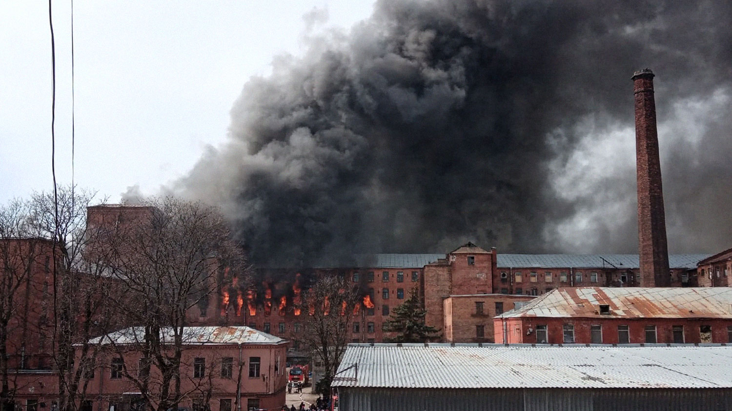 В Санкт-Петербурге горит Невская мануфактура. Фото: Аврора Шапошникова/spb_today/vk.com