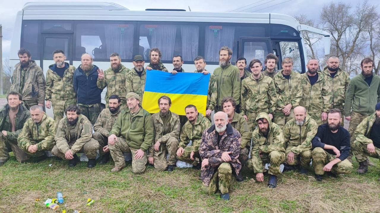 українські військові повернулися додому з полону