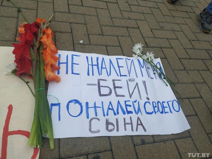 Сотни женщин в белой одежде вышли на акцию против насилия в Минске. Фото: TUT.BY