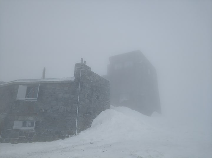 На горе Поп Иван 6 мая выпал снег. Фото: Facebook/ Черногорский горный поисково-спасательный пост