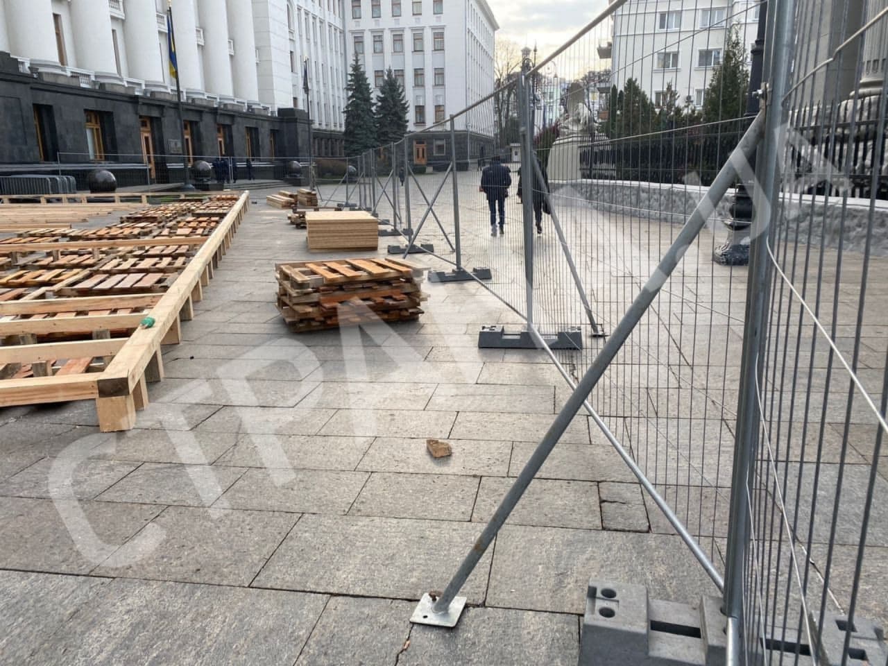 В Киеве под зданием Офиса президента Украины начали монтировать ледяной каток. Фото: Страна