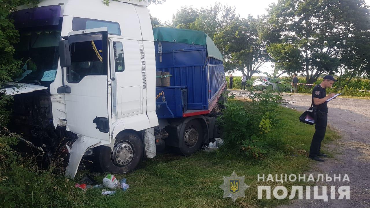 В Винницкой области произошло смертельное ДТП с зерновозом. Фото: Нацполиция