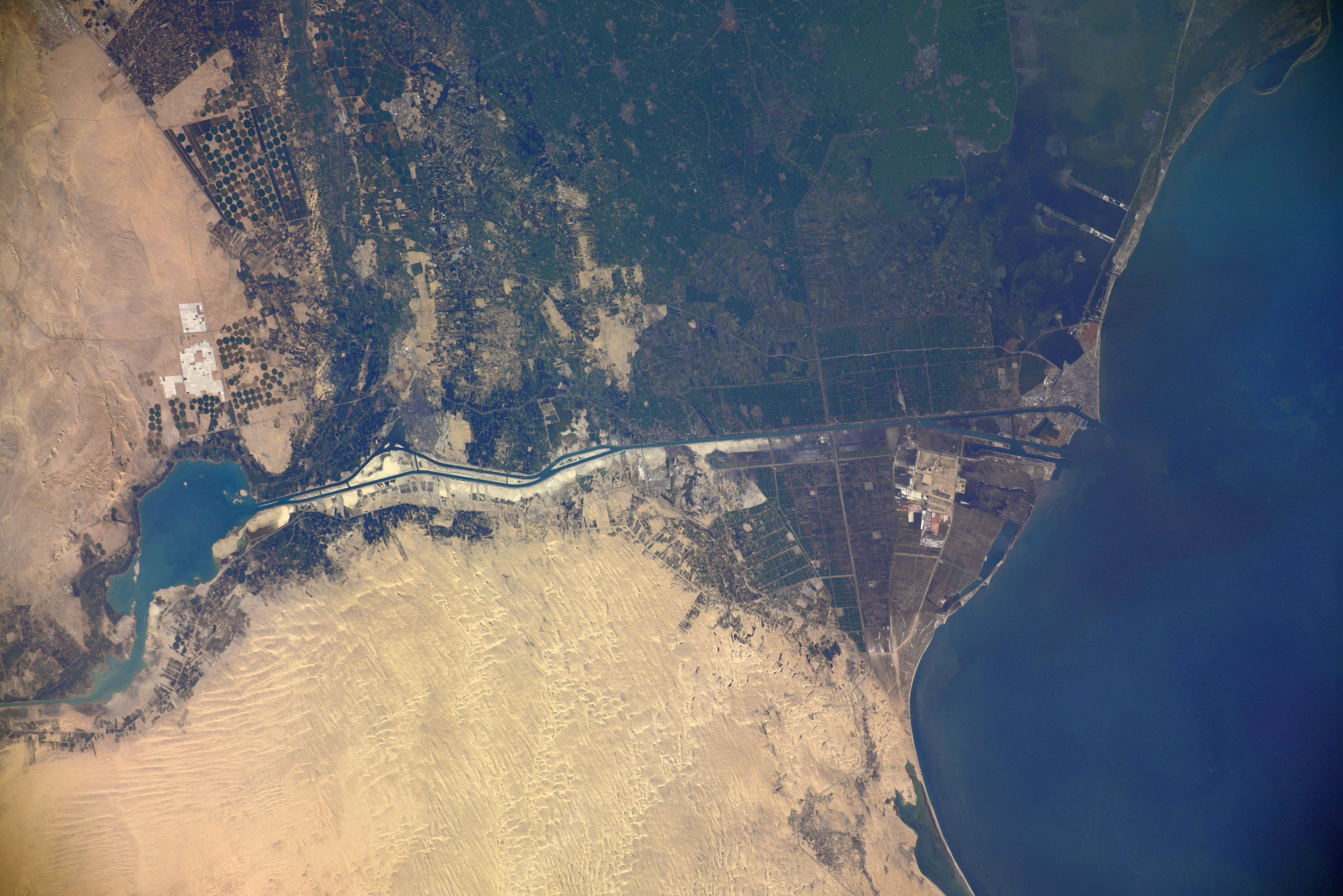 С МКС сфотографировали контейнеровоз в Суэцком канале. Скриншот из твиттера российского космонавта Сергея Кудь-Сверчкова