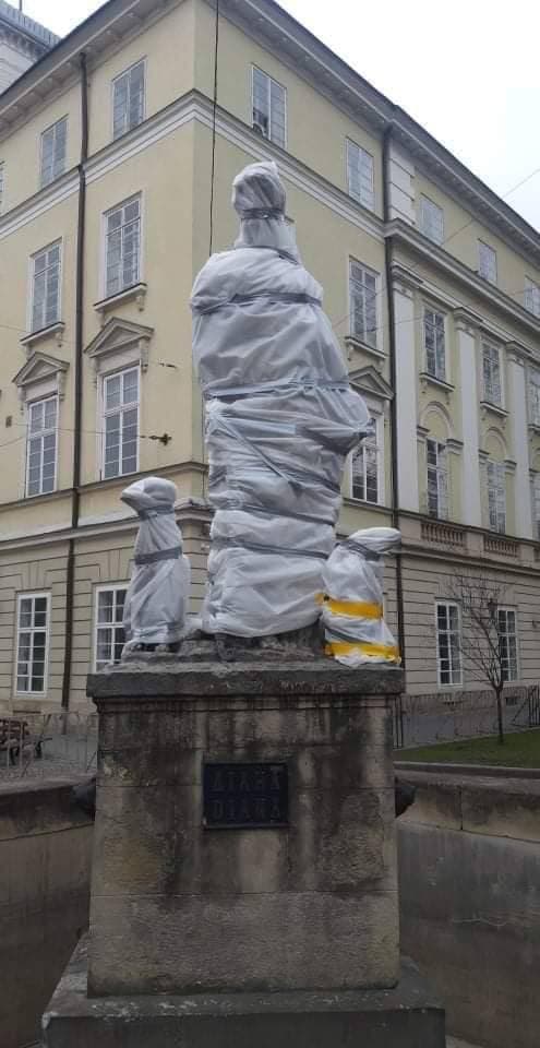 Во Львов готовятся к возможной атаке и обматывают статуи поролоном