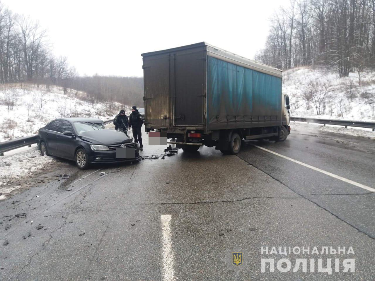 Фото: водитель "Volkswagen Jetta" и ее дети пострадали во время аварии