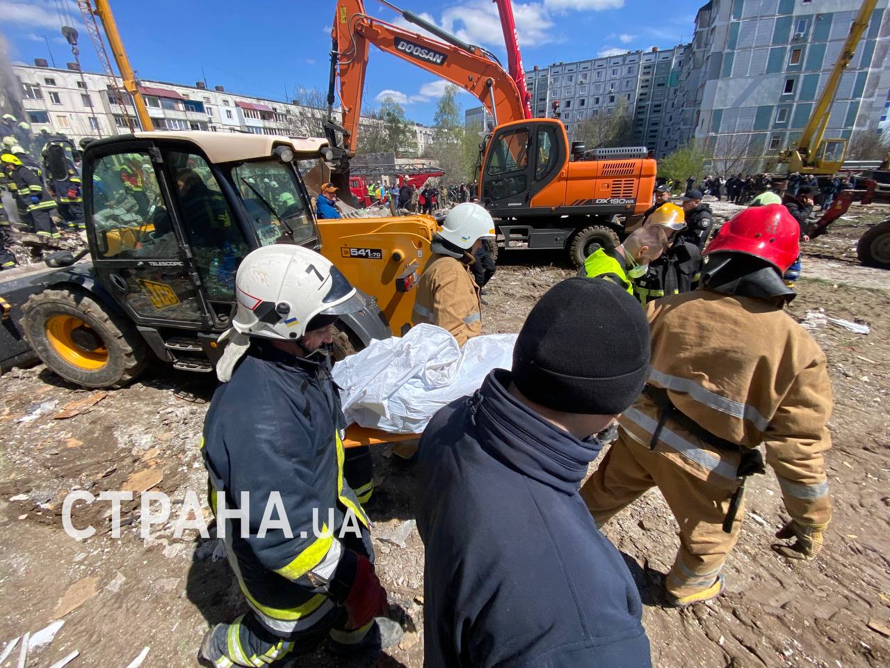  Из-под завалов в Умани достали тело 12 погибшего
