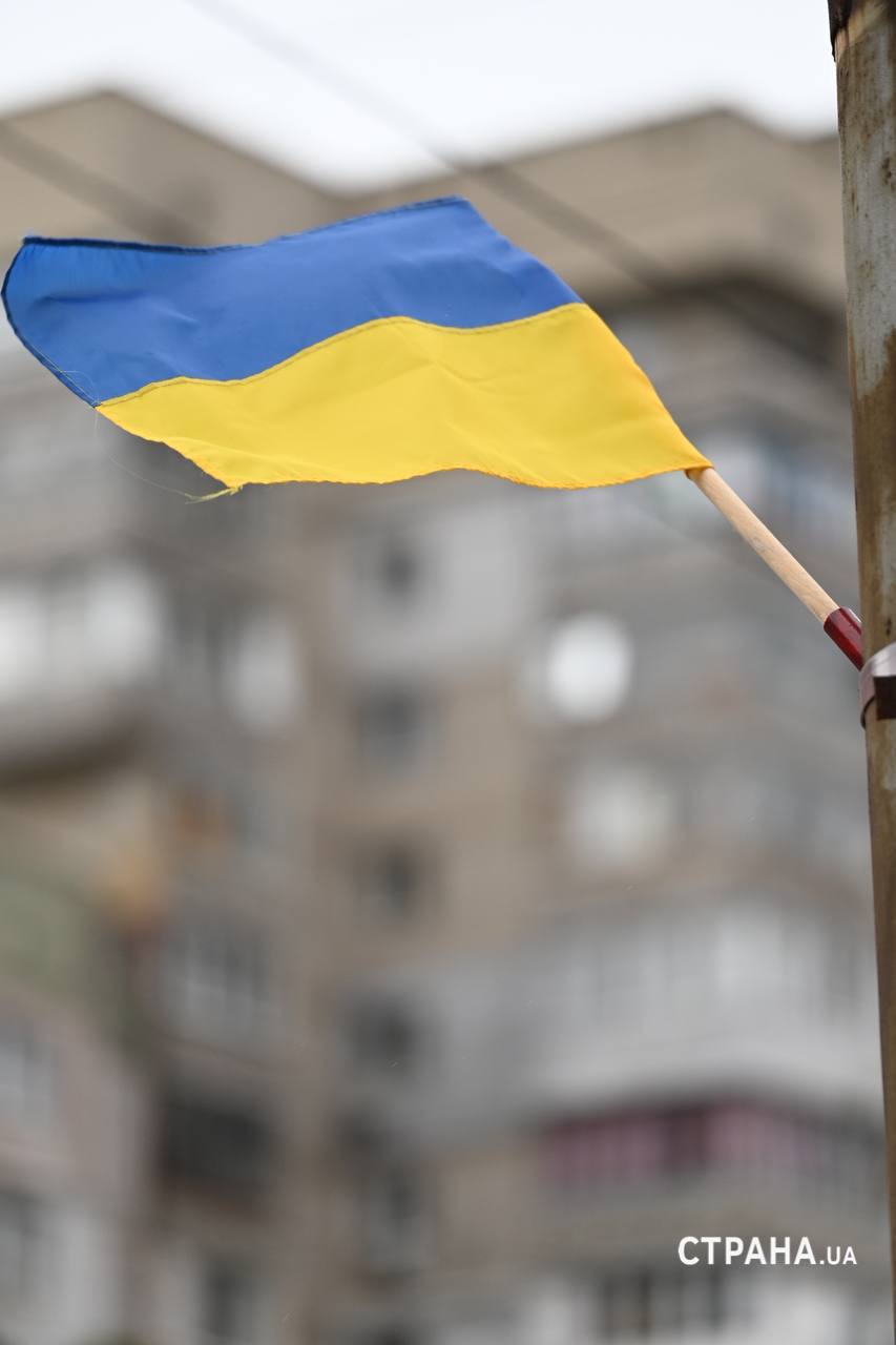 Флаги Украины развешены по всему Херсону