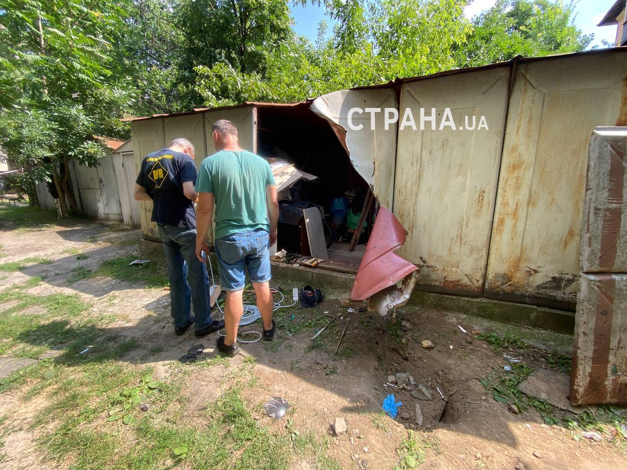 Гаражі у Шевченківському районі Києва, які постраждали через нічну атаку