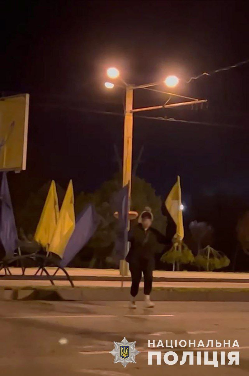 На центральному проспекті Запоріжжя дівчина зняла прапори із українською символікою