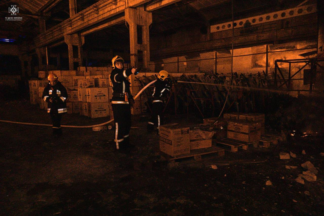 Спасатели тушат пожар в Тернополе после прилетов