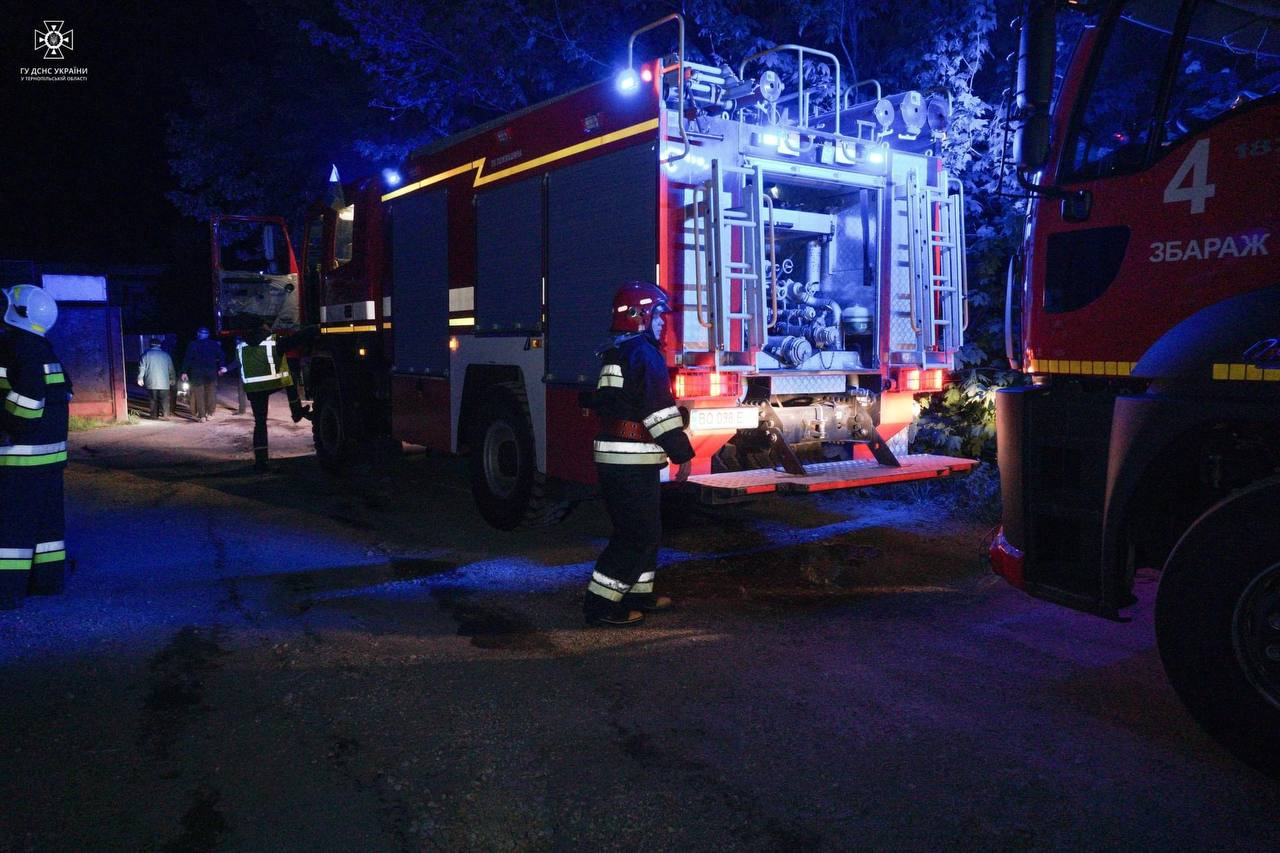 Спасатели тушат пожар в Тернополе после прилетов