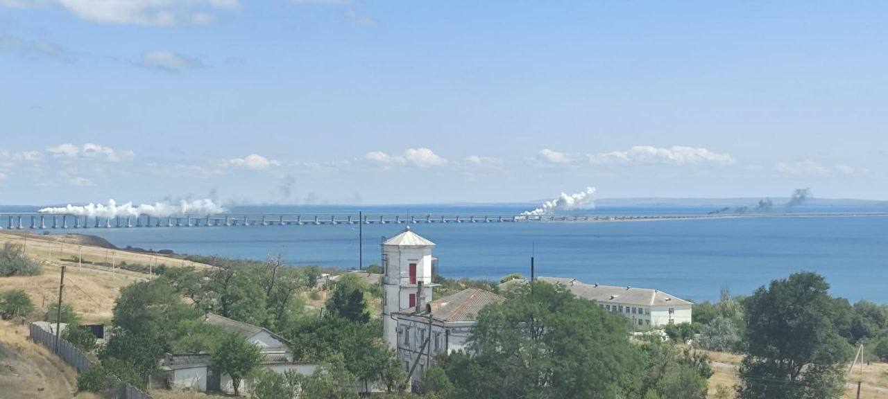 Дим після вибухів на Кримському мості